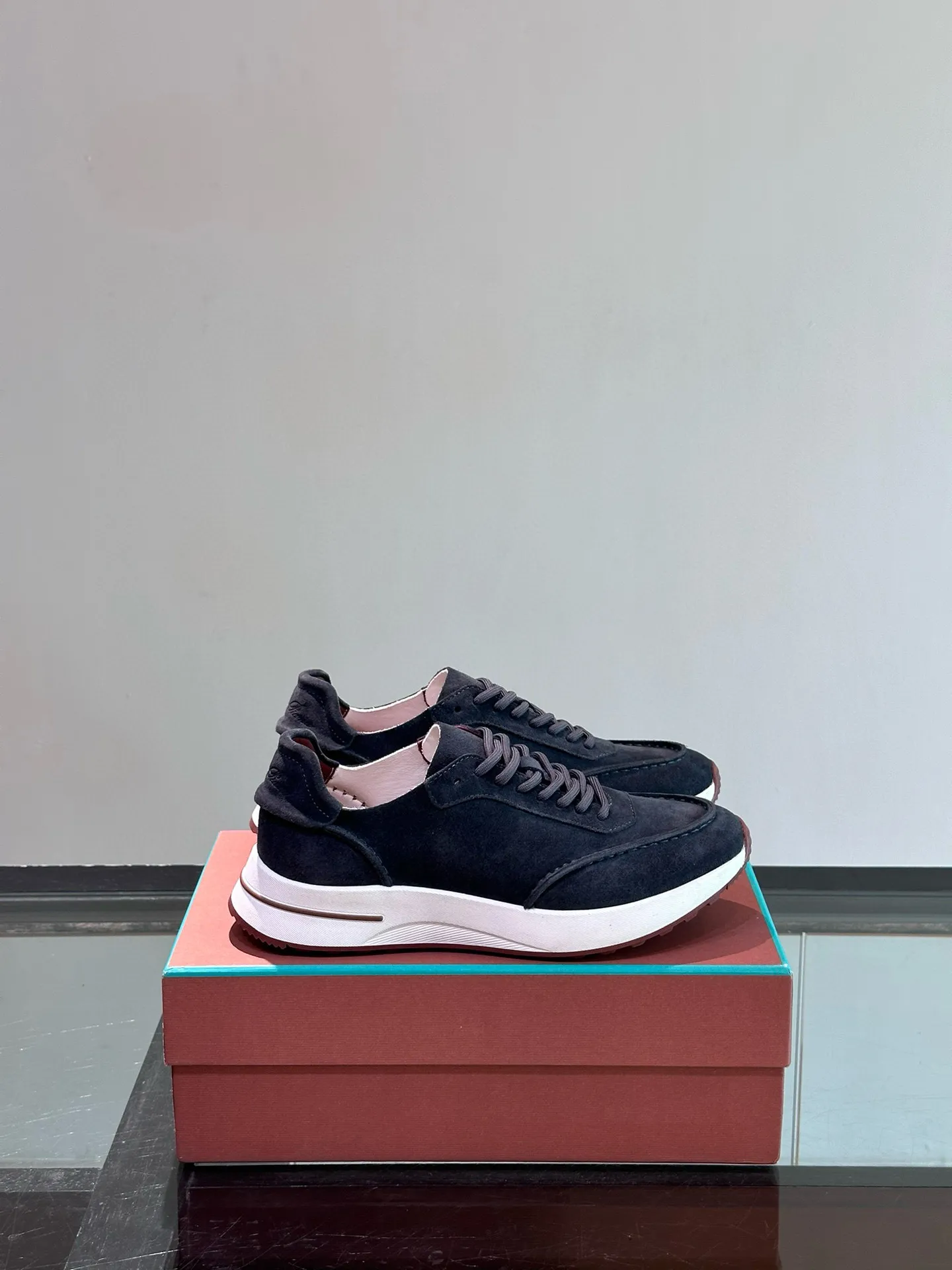 Factory price: 540💰Loro men's shoes💰iana niche Loro classic jogging shoes, men's lace-up casual shoes and sneakers, high-quality lightweight and comfortable fabrics, suitable for outdoor leisure, the color scheme is young and energetic, and it looks great with sportswear or casual suits! Size: 39-46 (customized sizes of 45 and 46 are non-refundable)